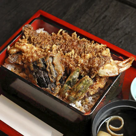 【横須賀】和食の王道を守って105年「四代目埼玉屋 和心 天まる」の重箱からはみ出るえび天丼